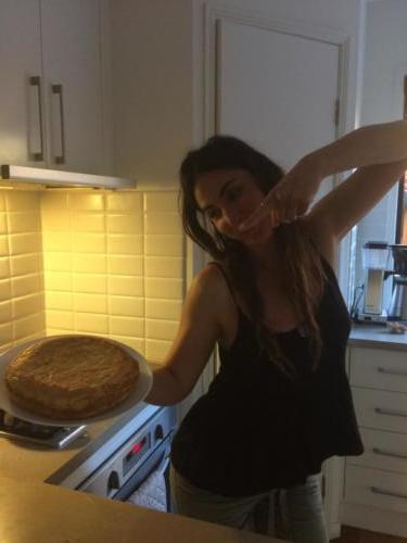 Azahara from Sevilla cooking a delicious Spanish tortilla